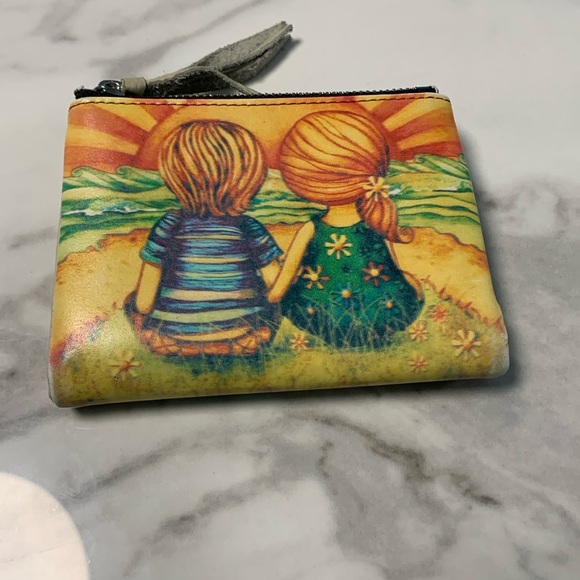 A cute wallet with a cute couple on it for a great everyday use - Picture 2 of 4